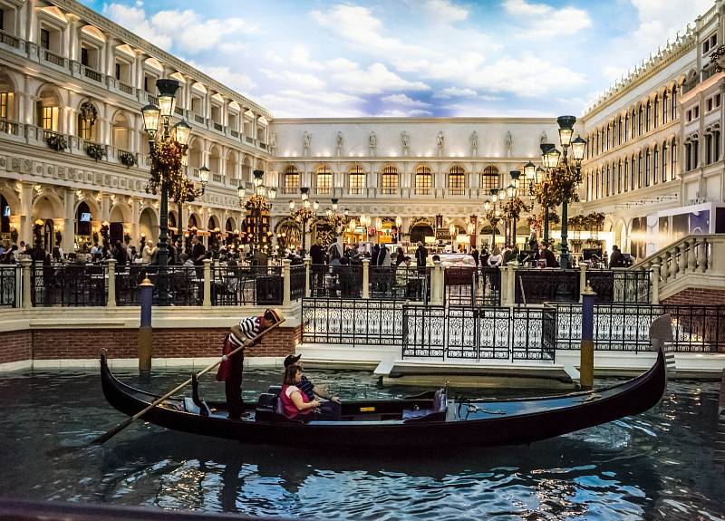 Resort Venetian Palazzo v Las Vegas nabízí hostům i jízdu na gondole. U vstupu stojí zmenšená kopie Zvonice sv. Marka.