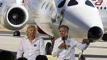 Richard Branson a Burt Rutan odpovídají na otázky při premiéře stroje WhiteKnightTwo