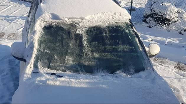 Ilustrační foto: Auto je potřeba očistit od sněhu celé
