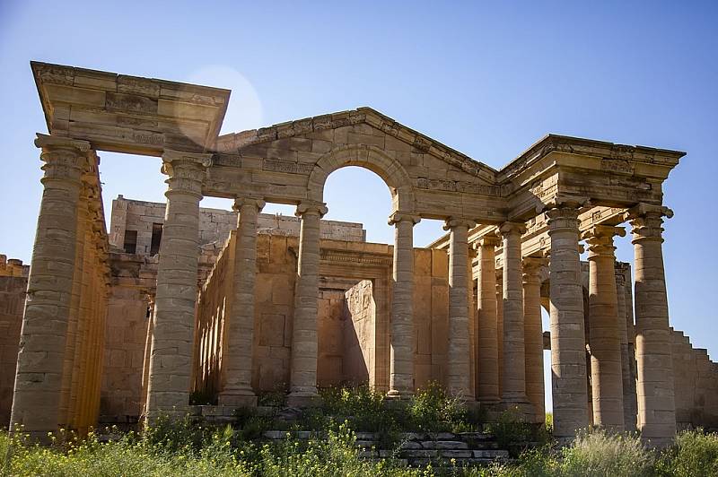 Ruiny starověkého města Hatra v Iráku. Jeho součástí bylo i několik chrámů, které ale mohutně v letech 2015 až 2017 zničil Islámský stát. Snímek pochází z dřívějších let