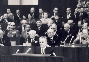 Setkání diktátorů východního bloku v roce 1982 v Moskvě u příležitosti 60. výročí vzniku Sovětského svazu. U mikrofonu rumunský vůdce Nicolae Ceauşescu, Konstantin Černěnko vlevo za ním, zcela vlevo polský předseda vlády, generál Wojciech Jaruzelski