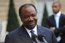 Ali Bongo Ondimba na archivním snímku