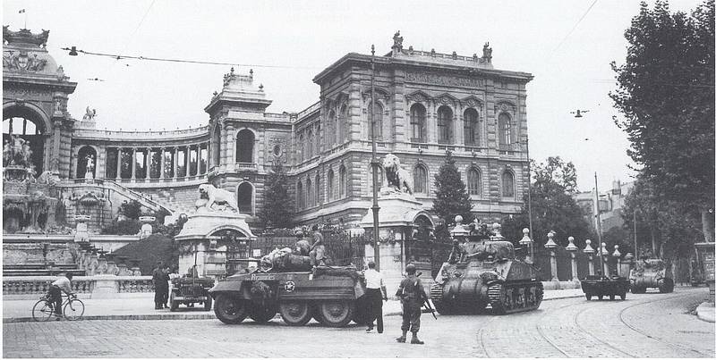  Spojenecká obrněná vozidla a tanky Sherman v centru Marseille před palácem de Longchamp