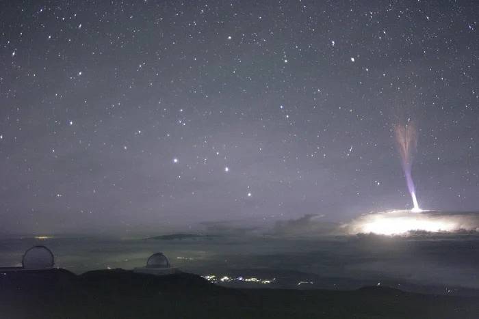 Strašidelně vypadající blue jet neboli modrý výtrysk, vyfotografovaný na Havaji