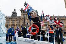 Jednání o brexitové dohodě provází v Londýně protesty