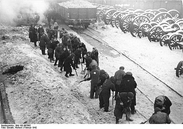 Židé z minského ghetta museli pracovat při mnohastupňových mrazech na tom, aby udrželi v provozu železniční trati