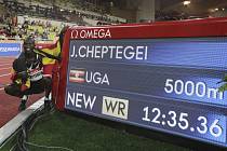 Ugandský atlet Joshua Cheptegei se raduje na mítinku Diamantové ligy v Monaku ze světového rekordu v běhu na 5000 metrů