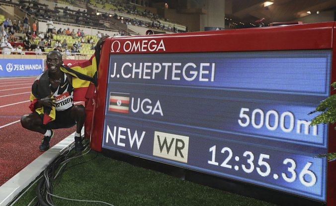 Ugandský atlet Joshua Cheptegei se raduje na mítinku Diamantové ligy v Monaku ze světového rekordu v běhu na 5000 metrů