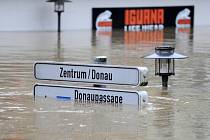  Zvlášť silně povodňová vlna udeřila na bavorské historické město Pasov, kde hladina Dunaje u soutoku s Innem dosáhla nejvyšší úrovně za více než 500 let.