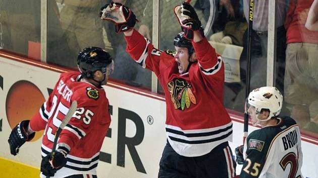 Viktor Stalberg a Brian Bickell slaví vítězný gól Chicaga