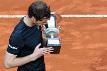 Andy Murray s trofejí pro vítěze turnaje v Římě.