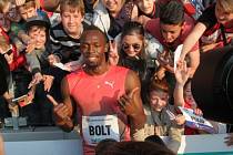 Usain Bolt po vítězném závodě v Ostravě.
