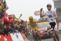 Královskou etapu na Tour vyhrál Andy Schleck (vpravo), žlutý trikot pro lídra ale uhájil Alberto Contador (vlevo).