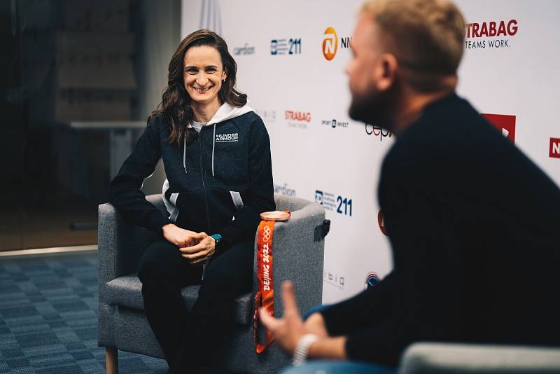 Martina Sáblíková s bronzovou medailí po návratu ze zimní olympiády v Pekingu.