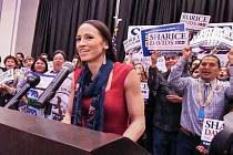 Demokratka Sharice Davidsová je první indiánka zvolena v Kansasu do Kongresu