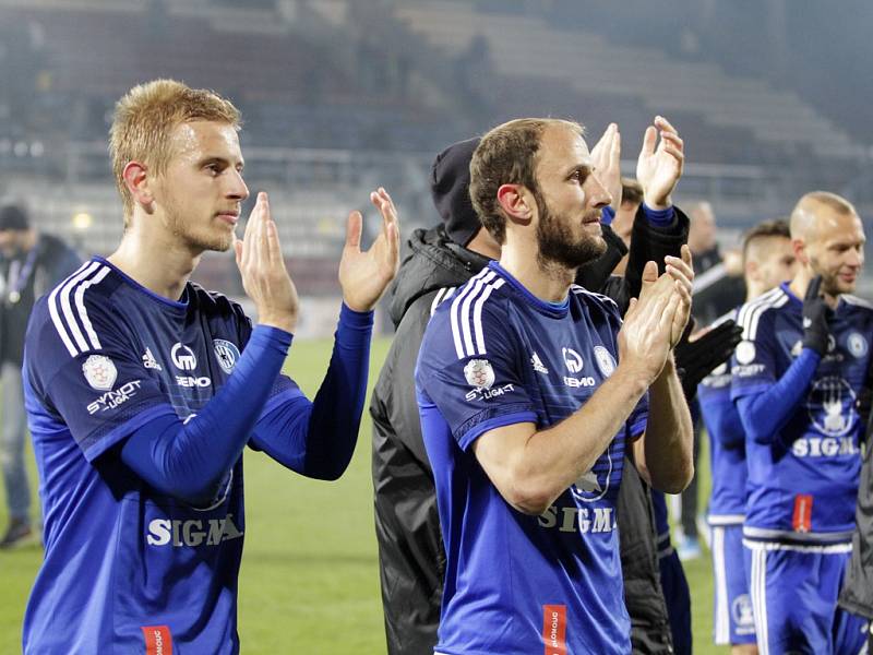 Fotbalisté Olomouce Uroš Radakovič (vlevo) a Roman Hubník děkují po výhře fanouškům.
