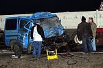 Při střetu kamionu s mikrobusem a osobním automobilem zemřelo 8 lidí