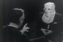 Agent Igor Gouzenko vystoupil v roce 1968 se zakrytou hlavou v interview s reportérem televize CBC