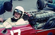 Švédský závodní jezdec Joakim Bonnier v kokpitu vozu F1 Cooper - Maserati v roce 1966.