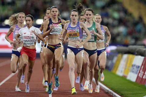 Finále závodu v běhu žen na 1500 metrů. Uprostřed je vítězná Britka Laura Muirová.
