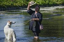 Chrt barzoj, úřadující mistr světa v coursingu Orel Avalanche Daraska, se ochlazuje v řece Mži pod Rooseweltovým mostem v Plzni na Roudné s majitelkou Lubicou Toušovou, 19. července 2022 Plzeň