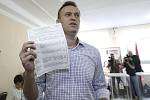 Hlavní odpůrce Kremlu Alexej Navalnyj ukazuje svůj hlasovací lístek ve volební místnosti v Moskvě