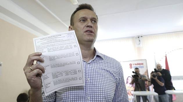 Hlavní odpůrce Kremlu Alexej Navalnyj ukazuje svůj hlasovací lístek ve volební místnosti v Moskvě