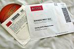 Zásilka od Netflixu, rok 2005. Netflix původně fungoval jako zásilková půjčovna DVD.