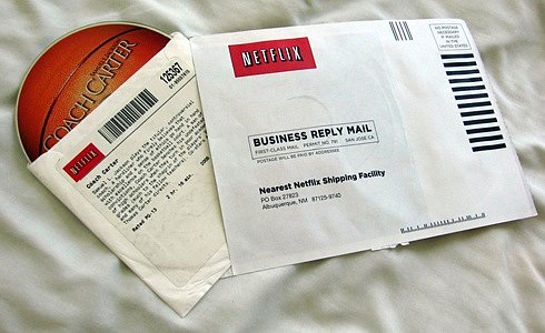 Zásilka od Netflixu, rok 2005. Netflix původně fungoval jako zásilková půjčovna DVD.