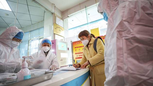 Zdravotníci v nemocnici v čínském Wu-chanu hovoří se ženou podezřelou na nákazu koronavirem