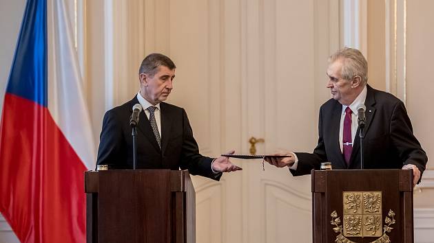 Premiér Andrej Babiš podal prezidentovi Miloši Zemanovi 24. ledna demisi vlády. Zároveň ale získal pověření k vyjednávání o vládě nové.