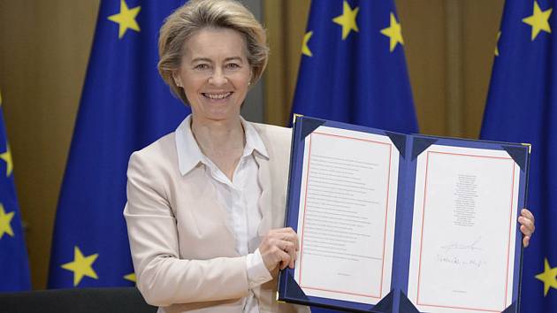Podepsaná dohoda EU s Británií