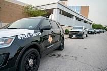 Policejní hlídka před nemocnicí v texaském Bryanu