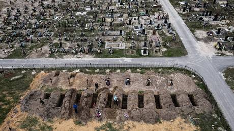 Hroby obětí ruské invaze v ukrajinském městě Buča