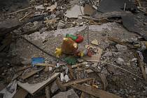 Dětská hračka na troskách domu zničeného ruským bombardováním ve městě Borodjanka na snímku z 5. dubna 2022
