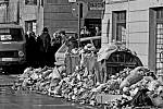 Život v obležení, Sarajevo, zima 1992-1993. Vzhledem k tomu, že obležení znemožnilo sběr a likvidaci odpadků, hromadily se v ulicích - na snímku ulice Kralja Tomislava