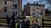Lidé prchající z Ukrajiny se shromažďují v ZŠ Uble (Ubľe) kde je pro ně zajištěné ubytování, 27. února 2022. Slovensko uvedlo, že po ruské vojenské operaci na Ukrajině vpustí do země prchající Ukrajince.
