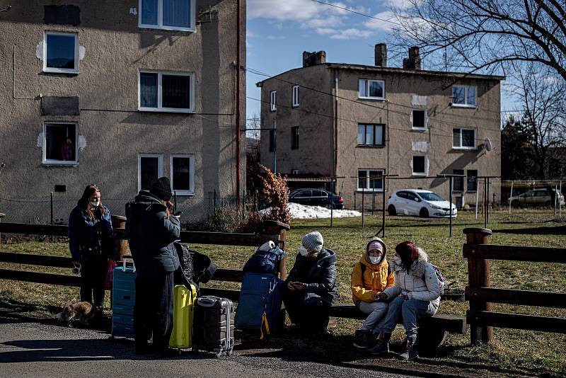 Lidé prchající z Ukrajiny se shromažďují v ZŠ Uble (Ubľe) kde je pro ně zajištěné ubytování, 27. února 2022. Slovensko uvedlo, že po ruské vojenské operaci na Ukrajině vpustí do země prchající Ukrajince.