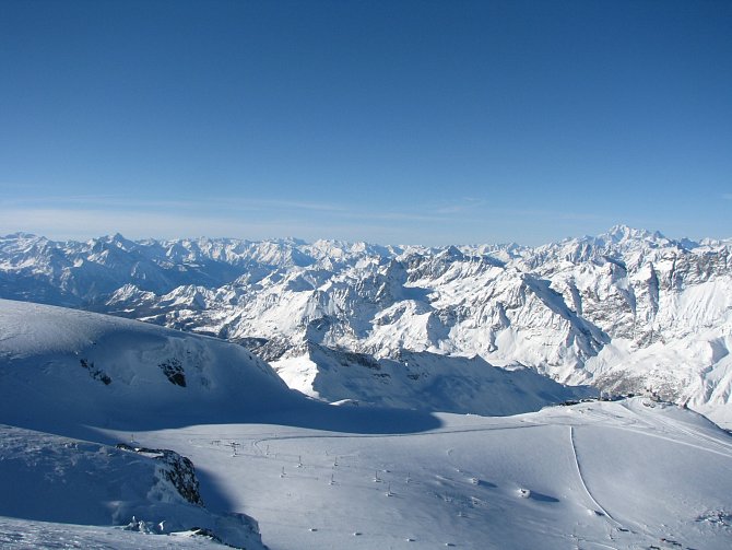Pohled na ledovce ve švýcarských Alpách.
