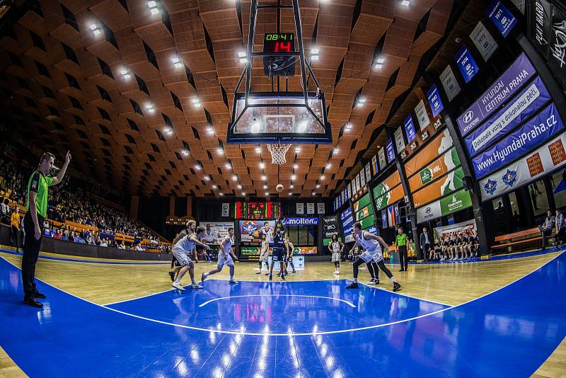 Momentka z utkání basketbalové Kooperativa NBL mezi USK Praha a Děčínem.