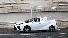 Vodíkový Papamobil vznikl vloni u příležitosti papežovy návštěvy Japonska