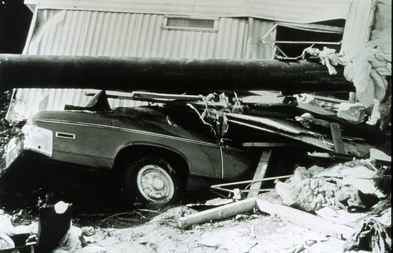 Obraz zkázy po úderu vodní stěny z přetržené přehrady, snímek ze dne 7. listopadu 1977. Auta, sloupy veřejného osvětlení, kusy domů i trosky obytných přívěsů, vše skončilo na jedné hromadě