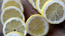 Citrony omyjte a nakrájejte na plátky