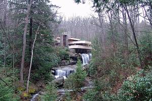 Fallingwater je jedno z Wrightových mistrovských děl, nejen pro jeho dynamiku, ale především pro jeho začlenění do přirozeného okolí.