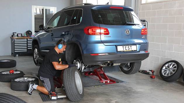Test pneumatik probíhal na vozech Volkswagen Golf a Tiguan.