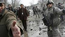 Američtí a afghánští vojáci na místě výbuchu před německým velvyslanectvím v Kábulu.