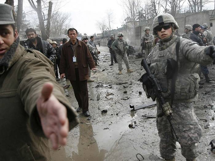 Američtí a afghánští vojáci na místě výbuchu před německým velvyslanectvím v Kábulu.