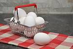 Bílá vejce jsou oblíbená především v době před Velikonoci. V obchodech by jich měl být dostatek.