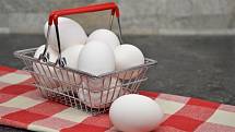 Bílá vejce jsou oblíbená především v době před Velikonoci. V obchodech by jich měl být dostatek.
