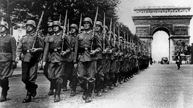 Po pádu Francie chtěl Adolf Hitler tuto zemi co nejvíce ponížit, proto přikázal německým vojákům přesně zkopírovat vítězný pochod Francouzů Paříží z roku 1918. Champs Élysées, 14. června 1940